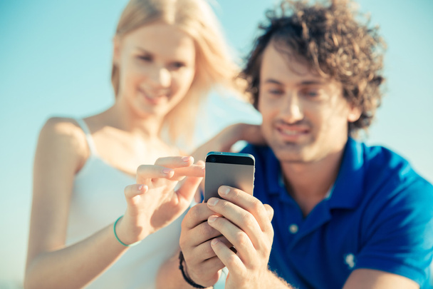 Happy couple using smartphone - Foto, Imagen