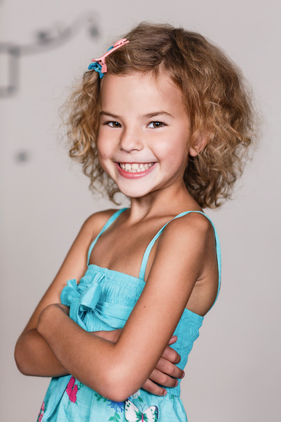 Portret van een glimlachende vrij klein meisje - Foto, afbeelding