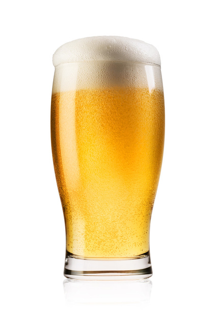 泡で軽めのビールをグラスに注いだ - 写真・画像