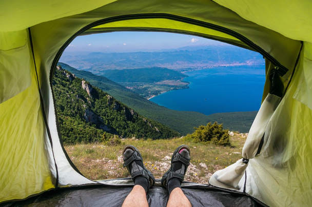 Vista de dentro de uma tenda em uma lagoa na Macedônia
 - Foto, Imagem