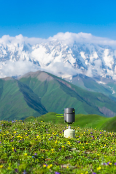 Kaasupommi taustalla vuorilla
 - Valokuva, kuva