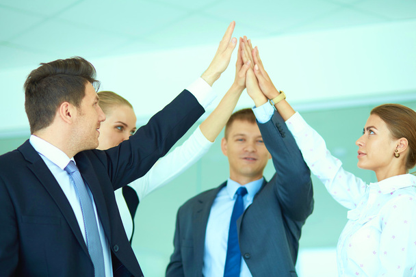 Liikemiehet kädet yhdessä ympyrässä
 - Valokuva, kuva