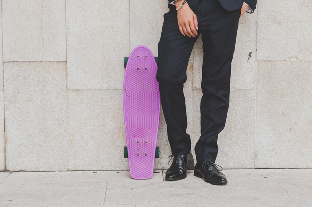 Detail of a model posing with his skateboard - Fotografie, Obrázek