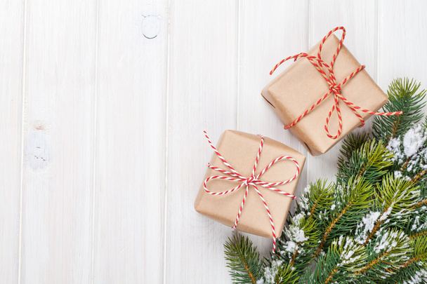 kar ve hediye kutuları ile köknar ağacı - Fotoğraf, Görsel