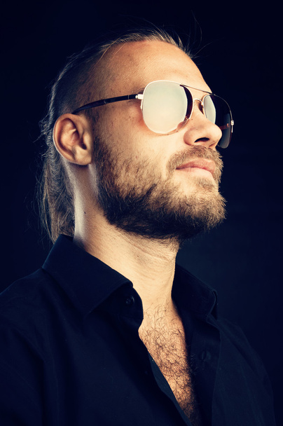 homem confiante em óculos de sol
 - Foto, Imagem