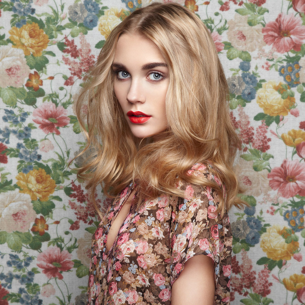 Beautiful girl on a floral background. - Foto, Bild