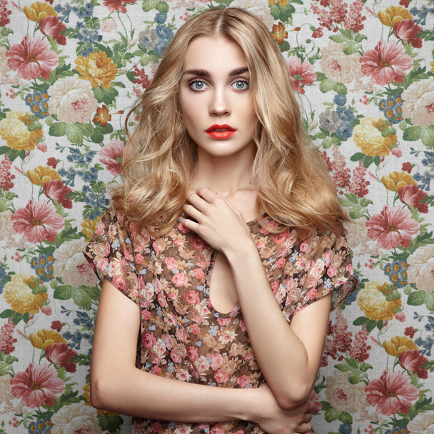 Beautiful girl on a floral background. - Foto, imagen