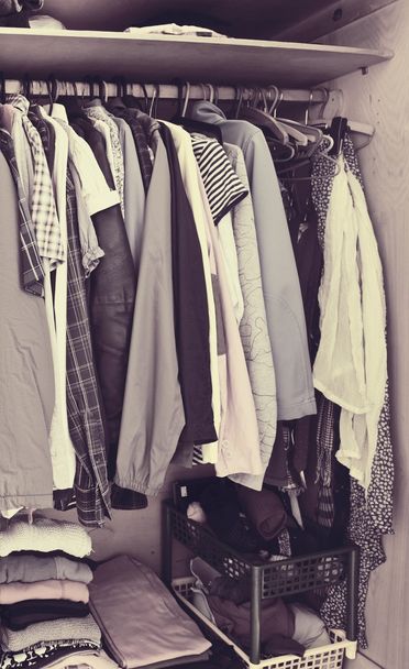 Kolorowe ubrania wiszące w szafie - styl vintage - Zdjęcie, obraz