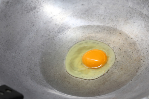 cocinar huevo frito en sartén caliente con aceite
 - Foto, imagen