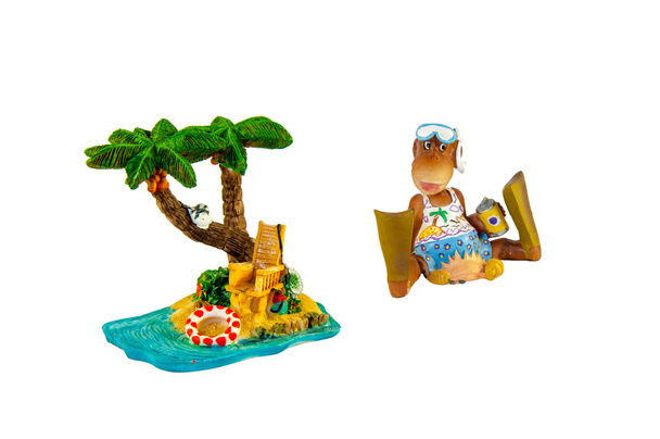 Speelgoed Momkey Rest onder een palmboom - Foto, afbeelding