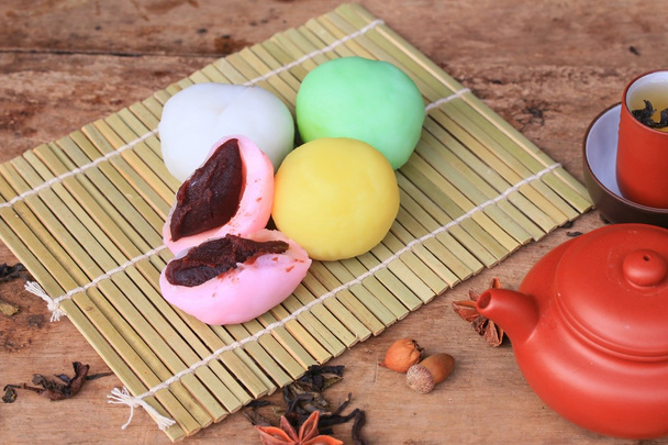 Моті японський десерт червоний бобова барвисті і гарячий чай - Фото, зображення