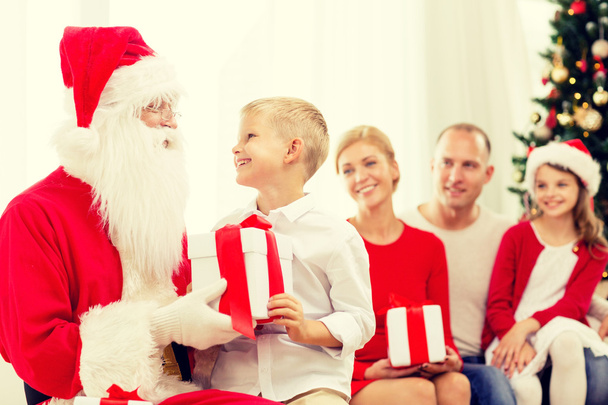 smiling family with santa claus - Foto, Imagen