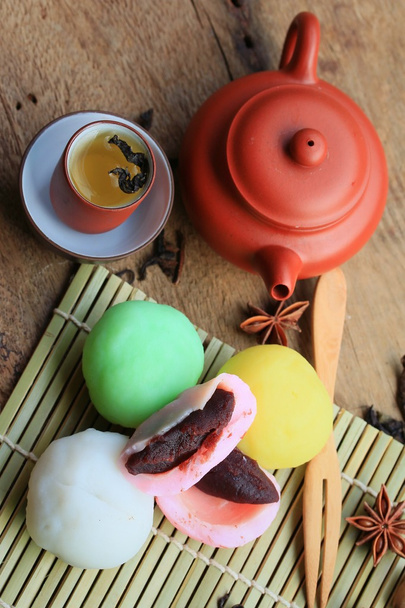 Mochi japonês sobremesa feijão vermelho colorido e chá quente
 - Foto, Imagem