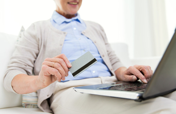 senior woman with laptop and credit card - Fotó, kép