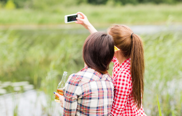 happy women taking selfie by smartphone - Foto, Imagen