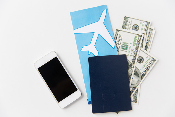 billete de avión, dinero, smartphone y pasaporte
 - Foto, imagen