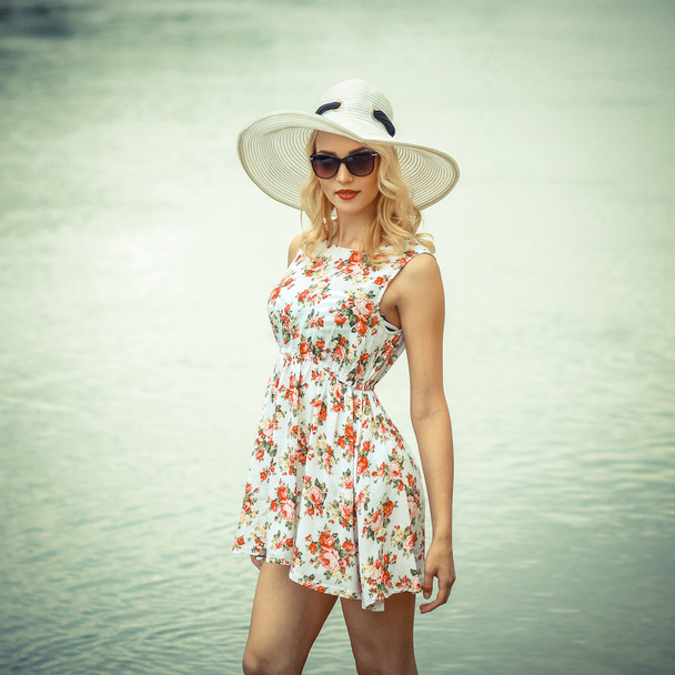 girl in hat in sunglasses on beach - Fotografie, Obrázek