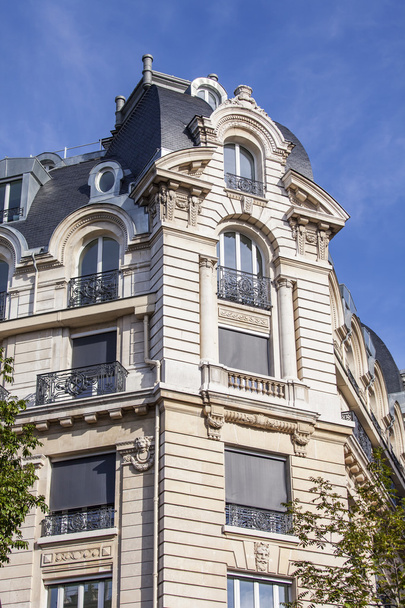 París, Francia, 26 de agosto de 2015. Un fragmento de una fachada típica del edificio en el bulevar Haussman
 - Foto, Imagen