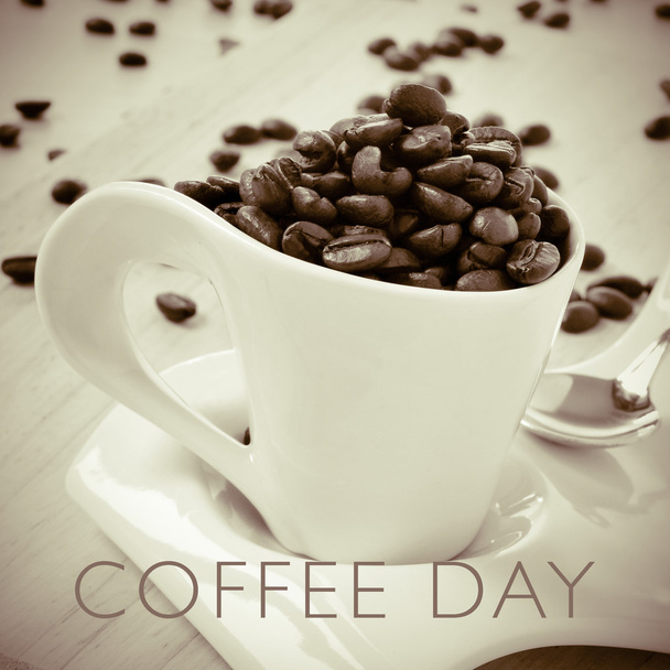 tekst koffie dag en beker vol van gebrande koffiebonen - Foto, afbeelding