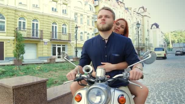 Mutlu özgürlük Çift sürüş scooter - Video, Çekim