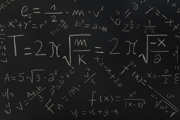 fysieke formules op een schoolbord - Foto, afbeelding