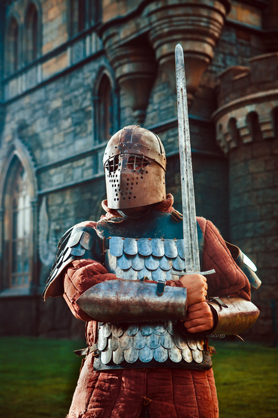 古代の城の背景に剣で中世の騎士 - 写真・画像