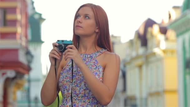 Kaunis nainen kameran kanssa kaupungissa
 - Materiaali, video