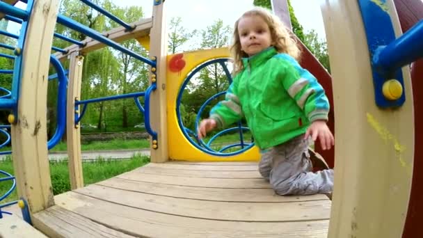 Szczęśliwy chłopiec chodzenie na slajdzie - Materiał filmowy, wideo