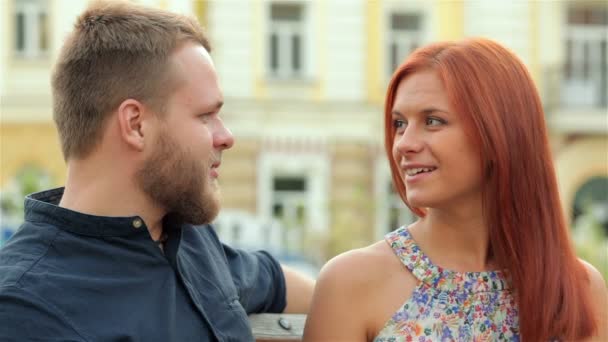 Casal apaixonado sentado no banco
 - Filmagem, Vídeo