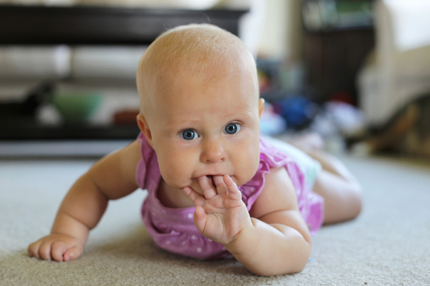 Aranyos kislány szopja az ujjai - Fotó, kép