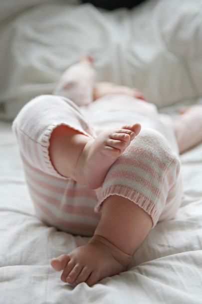 meisje van de baby bed opleggen - Foto, afbeelding