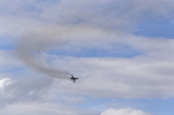 Πετώντας μαχητής γενικός Dynamics F-16 γεράκι καταπολέμηση - Φωτογραφία, εικόνα