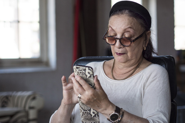 Старшая леди с помощью смартфона
 - Фото, изображение