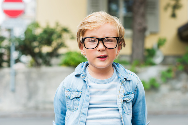 Venkovní portrét roztomilý chlapeček v brýlích - Fotografie, Obrázek