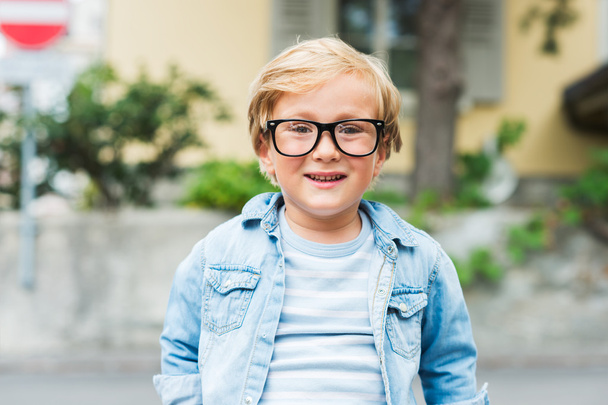 Zewnątrz portret ładny mały chłopiec w okularach - Zdjęcie, obraz