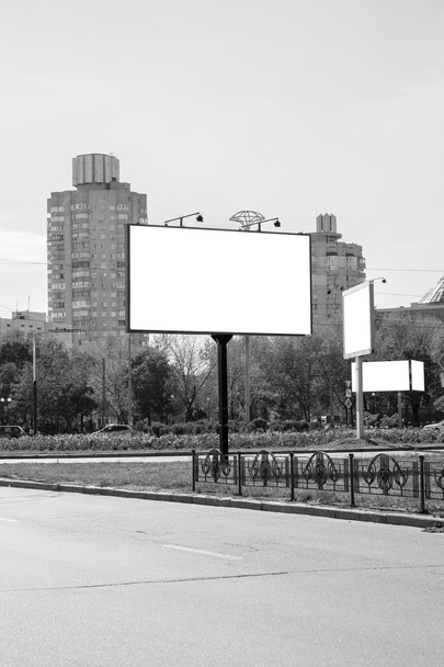 Carteles publicitarios blancos en blanco cerca del camino en blanco y negro. Ponga su texto o imágenes dentro
 - Foto, Imagen