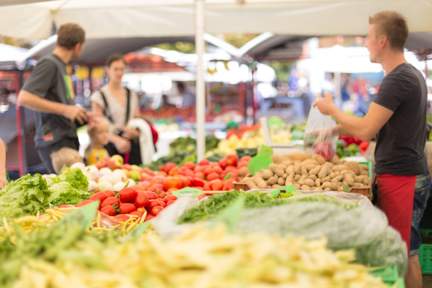 Puesto del mercado de alimentos de los agricultores con variedad de verduras orgánicas
. - Foto, imagen
