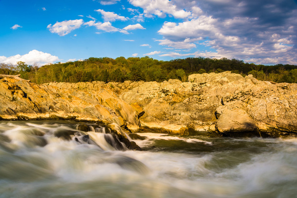 Avondlicht op rotsen en stroomversnellingen in de potomac rivier, op grote - Foto, afbeelding