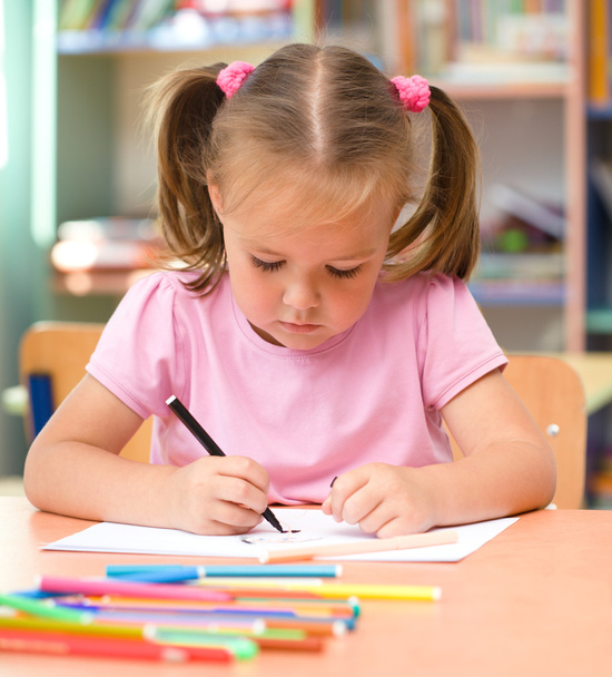 Little girl is drawing with felt-tip pen - Φωτογραφία, εικόνα