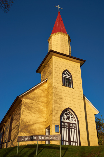 Igreja Amarela no Distrito do Lago Chileno
 - Foto, Imagem