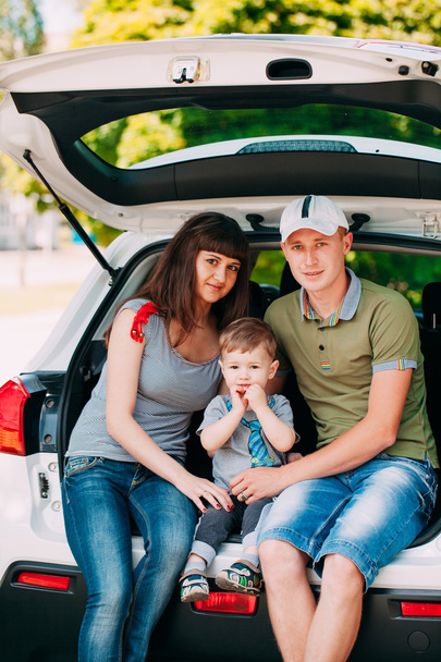 onnellinen perhe istuu autossa
  - Valokuva, kuva