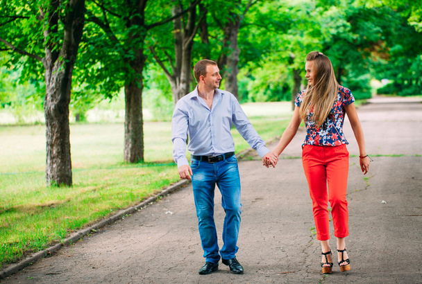 美しい愛情のあるカップルが歩いて屋外のために行く - 写真・画像