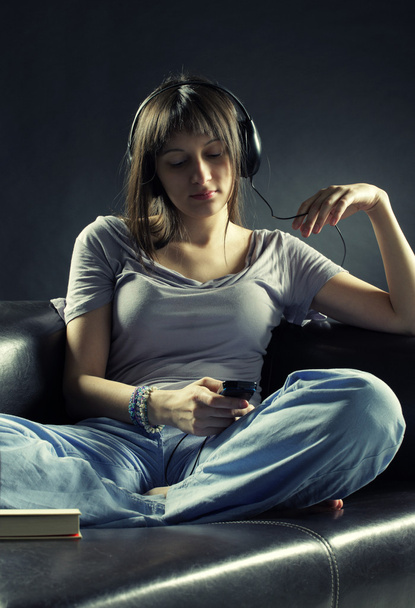 Relaxed young woman listening music - Valokuva, kuva