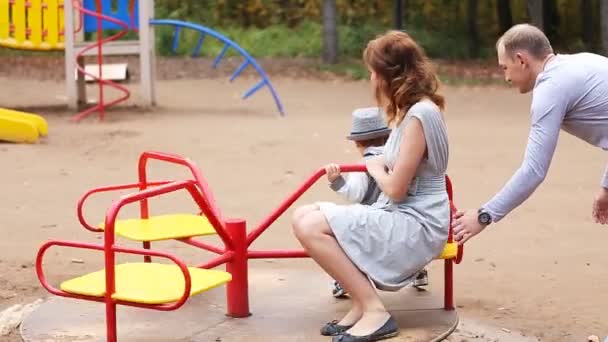 Papa Mutter und Kind spielen auf Spielplatz - Filmmaterial, Video