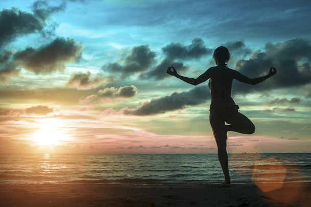 jovem mulher de pé na pose de ioga
 - Foto, Imagem