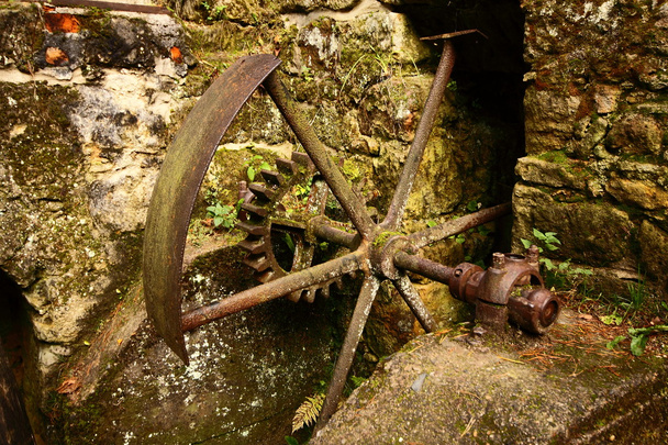 Старый механизм мельницы
 - Фото, изображение