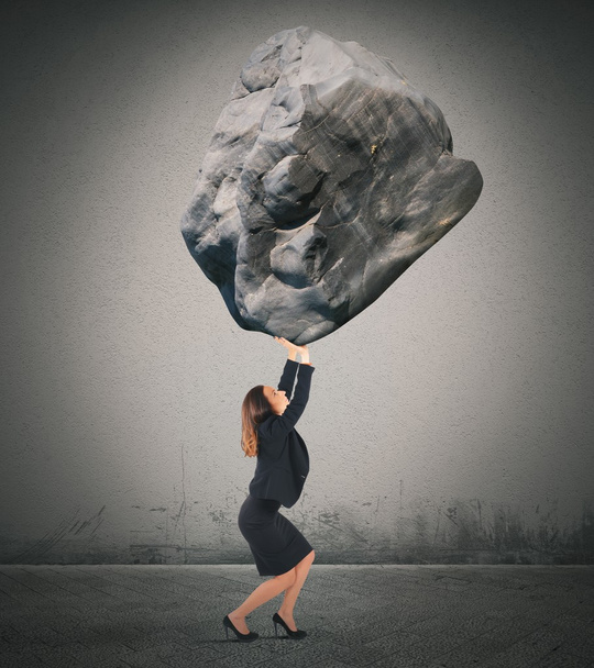 Empresaria sosteniendo una gran roca
 - Foto, imagen