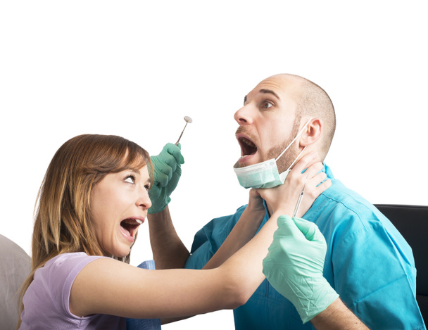paciente enojado estrangulamiento dentista
 - Foto, Imagen