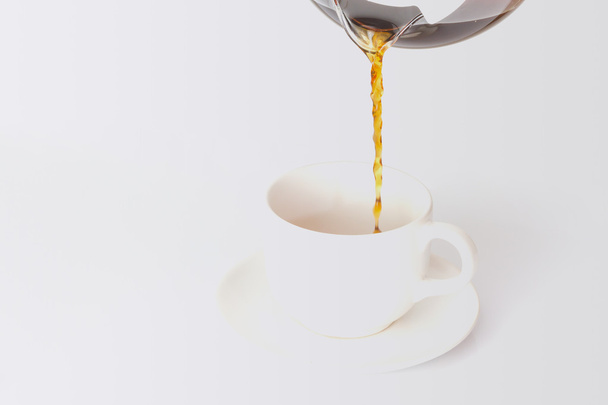 Siyah kahve beyaz kahve fincanı dökülür varlık - Fotoğraf, Görsel