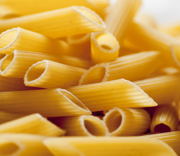 gedroogde Italiaanse pasta geïsoleerd - Foto, afbeelding